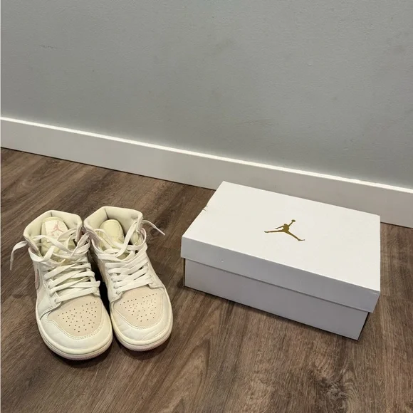 WMNS AIR JORDAN 1 MID SE - Size 7 - UK 4.5 - Picture 4 of 11